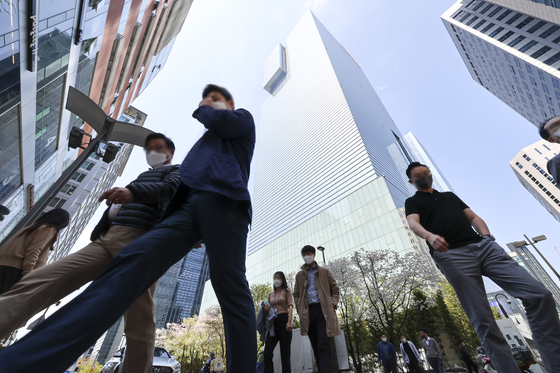 Pedestrians walk by the Samsung Electronics office in Seocho District, southern Seoul, Monday. Samsung Electronics announced Monday that it would bring its employees back to the office from that day, gradually restarting in-person operations. [YONHAP]