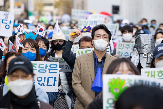 Ruling Democratic Party Rep. An Min-suk takes part in a protest in Yeouido, western Seoul, on Saturday, calling on the DP to carry out swift prosecution reforms. [REP. AN'S FACEBOOK ACCOUNT]