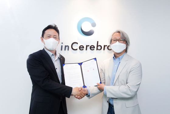 Kim Jeong-hoon, left, head of SK Chemicals' pharmaceutical research and development center, and Cho Art E., CEO of inCerebro, shake hands after signing an agreement to cooperate on developing new drugs at the start-up’s headquarters in Gangnam District, southern Seoul. [SK CHEMICALS] 