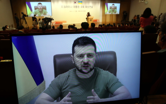 Ukrainian President Volodymyr Zelensky addresses members of the National Assembly in Yeouido, western Seoul, on Monday, to call for military assistance from Korea. [YONHAP] 