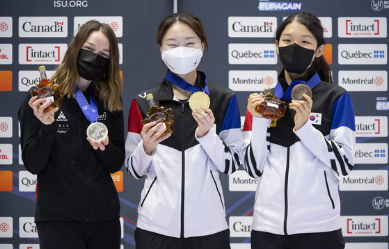 Choi Min-jeong, center, Seo Whi-min, right, and Kim Boutin pose with their medals for the 1,500-meter final at the ISU World Short Track Championships 2022 in Montreal, Canada on Saturday. [AP/YONHAP]