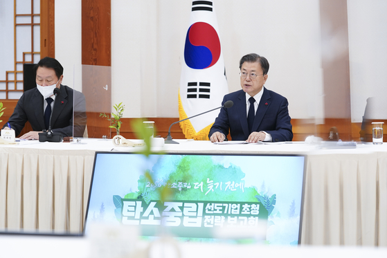 President Moon Jae-in, right, speaks during a meeting on carbon neutrality held at the Blue House on Dec. 10, 2021. [YONHAP]