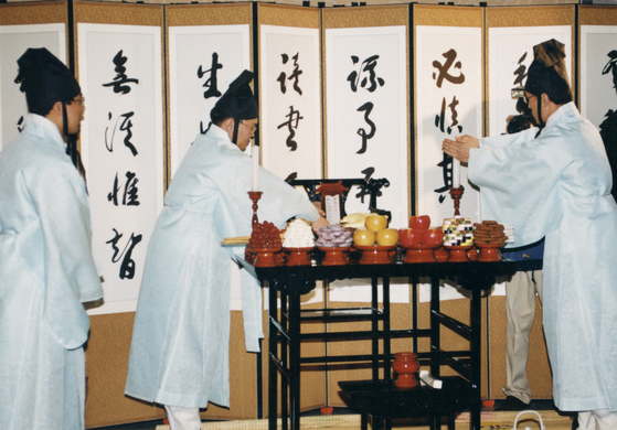 Jaeryebok is a type of hanbok men wear to conduct ritual ceremonies. [NATIONAL FOLK MUSEUM OF KOREA]