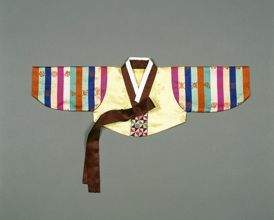 A girl's jeogori (hanbok top) with colorful stripes on the sleeves. Colorful jeogori are called saekdongjeogori. [NATIONAL FOLK MUSEUM OF KOREA]