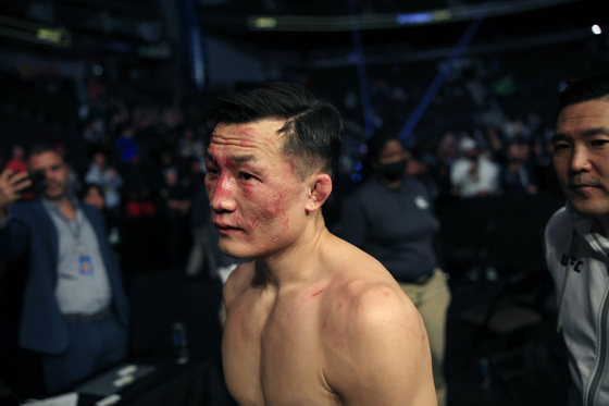 Jung Chan-sung, better known as The Korean Zombie, leaves the arena after being defeated by Alexander Volkanovski in the fourth round in a featherweight title bout at UFC 273 in Jacksonville, Florida on Saturday. [AP/YONHAP]