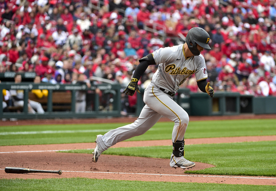 Pittsburgh Pirates second baseman Park Hoy-jun runs to first after hitting a single against the St. Louis Cardinals during the sixth inning of an Opening Day game at Busch Stadium in St. Louis, Missouri. [USA TODAY/YONHAP]