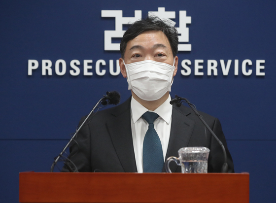 Prosecutor General Kim Oh-soo declares his opposition to the Democratic Party's prosecution reform bill at the Supreme Prosecutors' Office in Seocho District, southern Seoul on Wednesday. [NEWS1]