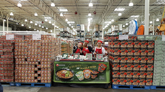 Employees promote Nongshim's ramyeon, including the export-only Soon Veggie Noodle Soup at a Costco branch in the United States. [NONGSHIM]