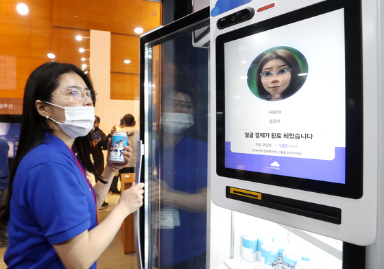 A payment system using facial recognition technology is on display at AI Expo Korea 2022, in Coex, southern Seoul, on Wednesday. The exhibition runs through Friday. [YONHAP]