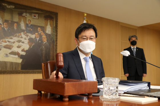 Acting Monetary Policy Board Chief Joo Sang-yong presides over a meeting in central Seoul Thursday. [BANK OF KOREA]