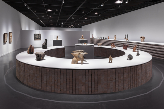 The overview of the Seoul Museum of Art's retrospective of the late artist Kwon Jin Kyu. The museum aimed to recreate the well and kiln in Kwon's actual atelier, shown here. [SEOUL MUSEUM OF ART]