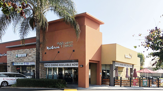 Kyochon F&B's fried chicken branch in Buena Park, California, one of its three stores in the United States. Retailer BMH signed a franchise deal to open the franchise's first Hawaii store this year. [KYOCHON F&B]
