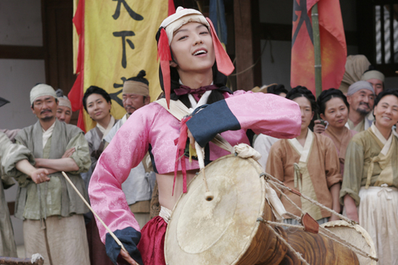Lee as the effeminate street clown Gong Gil who captures the interest of the king in "The King and the Clown" (2005) [CINEMA SERVICE]