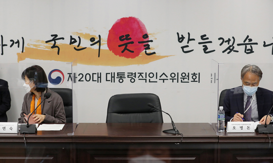 Ahn Cheol-soo, chairman of President-elect Yoon Suk-yeol’s transition team, is missing from a meeting of the special committee on Covid-19 response held at their office in Samcheong-dong, central Seoul, Thursday. Ahn canceled all public activities that day. [JOINT PRESS CORPS]