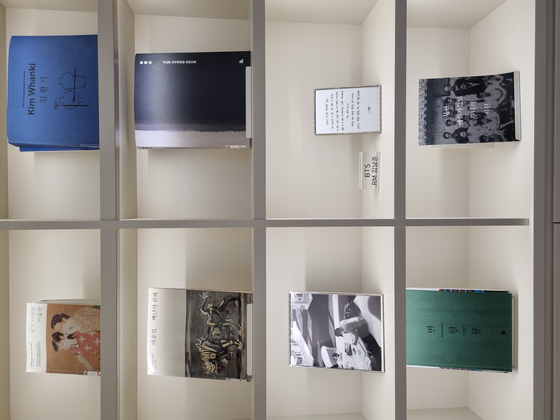 RM's handwritten notes and photographs are on display in the donated book section of the Uijeongbu Art Library. [ART LIBRARY OF UIJEONGBU]
