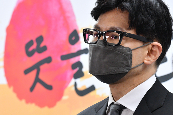 Han Dong-hoon, President-elect Yoon Suk-yeol's justice minister nominee, attends a press conference at the transition team's headquarters in Jongno District, central Seoul, where Yoon announced his nomination on Wednesday. [YONHAP]
