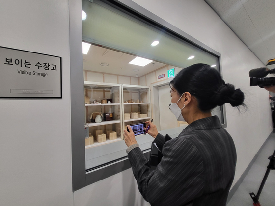 Kansong Art Museum's New Visible Storage allows visitors to peek into the museum's new storage space. [YIM SEUNG-HYE]