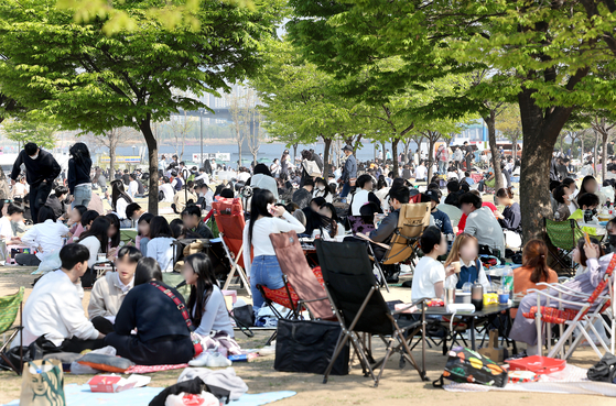 On Sunday, one day before the complete lifting of social distancing measures, Yeouido Han River Park in Yeongdeungpo District, Seoul is crowded with people. [YONHAP]