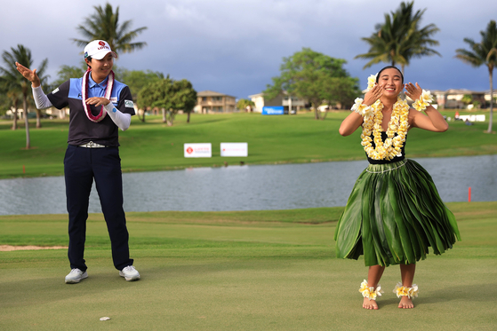 Kim Hyo-joo attempts to hula dance during the awards ceremony after winning the Lotte Championship at Hoakalei Country Club in Ewa Beach, Hawaii on Saturday. [AFP/YONHAP]