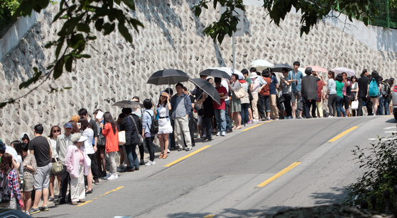 A long line of visitors waits to enter the Kansong Art Museum in May 2012. [YONHAP]