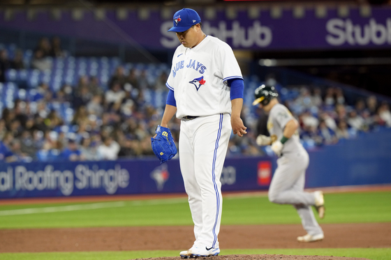 Toronto Blue Jays starting pitcher Ryu Hyun-jin looks on from the mound as Oakland Athletics catcher Sean Murphy rounds the bases on a two-run home run during the third inning of a game in Toronto on Saturday. [AP/YONHAP]