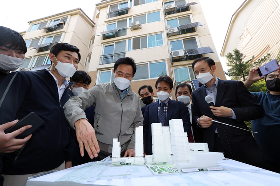 Seoul Mayor Oh Se-hoon listens to the proposed upgrades for the Hagye Apartment Complex 5 in Nowon District, northern Seoul, on Monday. [YONHAP]