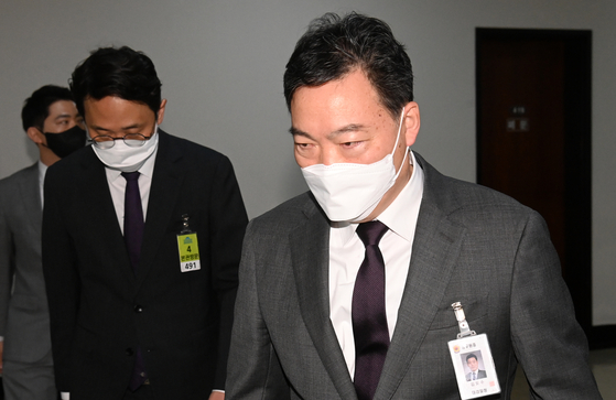 Prosecutor General Kim Oh-soo, right, visits the National Assembly in Yeouido, central Seoul on Friday to appeal against the ruling Democratic Party's push to strip the prosecution service of its remaining investigative powers. [YONHAP]