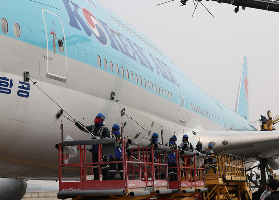 A Boeing 747-8i plane, a passenger aircraft used for long-distance travel, is cleaned at Korean Air's hangar at Incheon International Airport on Monday. All social distancing restrictions in Korea were lifted that day. [YONHAP]