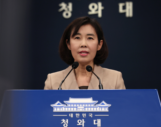 Presidential spokesperson Park Kyung-mee said at a Monday press briefing at the Blue House that President Moon Jae-in rejected Prosecutor General Kim Oh-soo's resignation and intended to meet with him later in the day. [YONHAP]