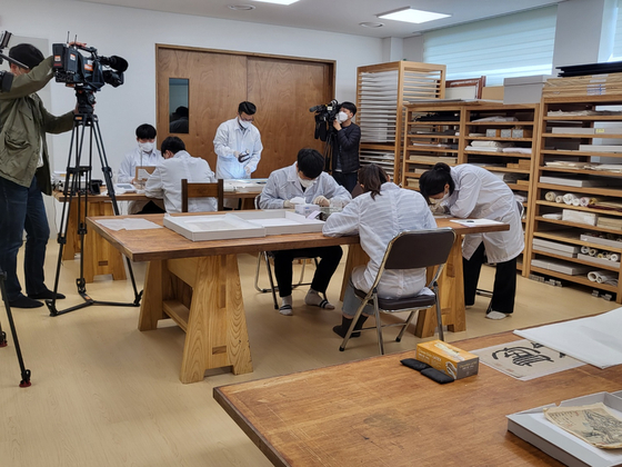 Researchers work on preserving Kansong Art Museum's cultural heritages at its new Preservation Treatment room on Friday. [YIM SEUNG-HYE]