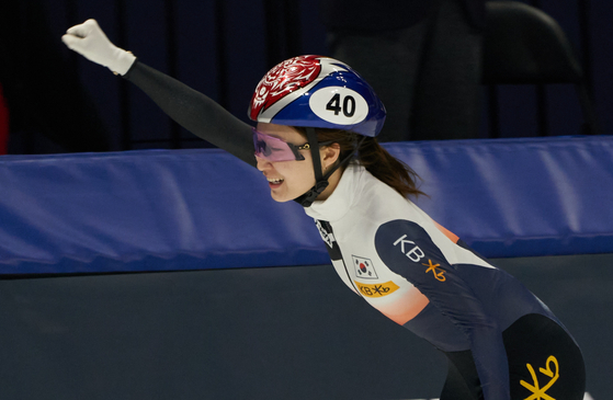 Choi Min-jeong celebrates winning the women's 3000-meter relay at the ISU World Short Track Championships 2022 in Montreal, Canada on Sunday. [EPA/YONHAP]