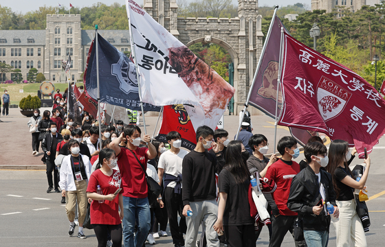 Korea University (KU) students march to the April 19 National Cemetery at Gangbuk District, northern Seoul in an event to commemorate the April 18 KU student movement. The event was held for the first time in 3 years due to Covid-19. [YONHAP] 