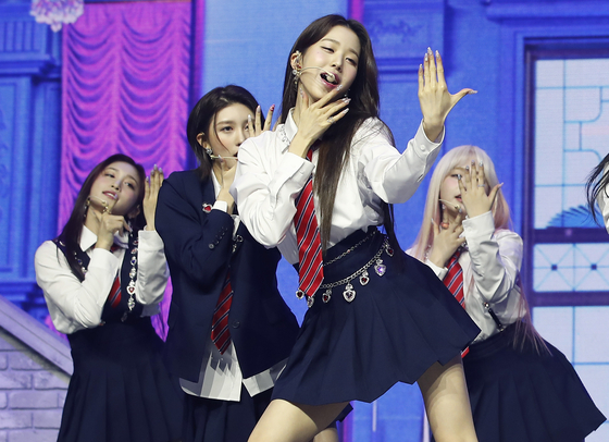 Wonyoung, third from left, performs IVE's new single "Love Dive" during the group's press conference at Blue Square Hall in Yongsan District, central Seoul, on April 5. [ILGAN SPORTS] 