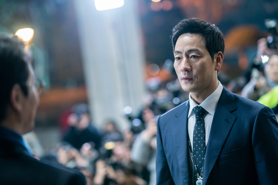 El actor Park Hae-soo como el fiscal Han Ji-hoon que espera lograr la justicia y restaurar su gloria completando una tarea ordenada por su jefe en la película de Netflix. 