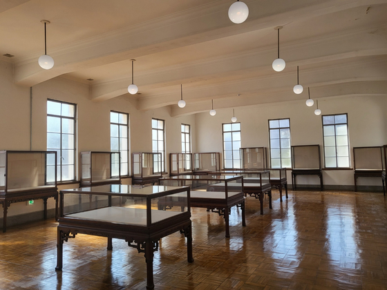 The second floor of Bohwagak is left empty so that visitors can witness its old showcases and feel the atmosphere before it goes under renovation after the current exhibit comes to an end on June 6. [YIM SEUNG-HYE] 
