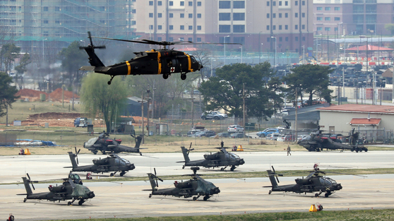 A helicopter flies from Camp Humphreys in Pyeongtaek, Gyeonggi, on Monday, when the Korea-U.S. Combined Command Post Training (CCPT) began for the first half of this year. The CCPT, the last Korea-U.S. exercise during President Moon Jae-in’s term, is being conducted as a computer simulation-based exercise (CPX), as in previous years. [NEWS1]
