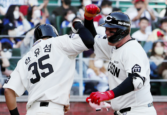 Kevin Cron of the SSG Landers celebrates with teammate Han Yoo-seom after hitting a two-run home run against the Samsung Lions at Incheon SSG Landers Field on Sunday. [YONHAP]