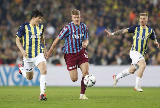 Fenerbahce's Kim Min-jae, left, in action against Trabzonspor at Sukru Saracoglu Stadium in Istanbul on March 6. [REUTERS/YONHAP]