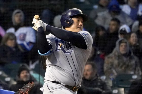 Tampa Bay Rays' Choi Ji-man watches his RBI single off Chicago Cubs starting pitcher Kyle Hendricks during the fourth inning of a game in Chicago on Monday. [AP/YONHAP]