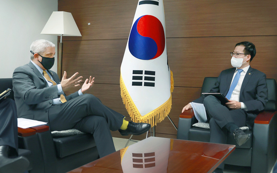 Acting U.S. ambassador in Seoul Christopher Del Corso with Korean Trade Minister Yeo Han-koo at the Korea Chamber of Commerce and Industry in Seoul Tuesday. [MINISTRY OF TRADE, INDUSTRY AND ENERGY]