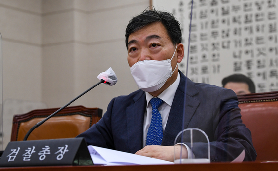 Prosecutor General Kim Oh-soo speaks against the prosecution reform bill at a subcomittee meeting of the Legislation and Judiciary Committee at the National Assembly in Yeouido, central Seoul on Tuesday afternoon. [NEWS1]