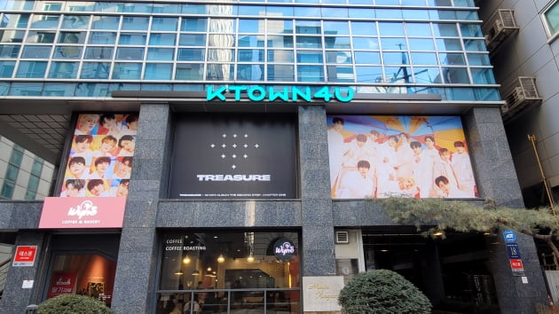 A KTOWN4U store, which connects fan clubs with shopping malls specializing in K-pop merchandise, received 50 billion won ($40 million) from LB Investment, KB Securities and SJ Investment Partners on April 10. [KTOWN4U]