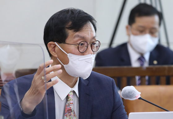 Bank of Korea Governor nominee Rhee Chang-yong speaks at a confirmation hearing at the National Assembly in Yeouido, western Seoul, on Tuesday. [YONHAP]