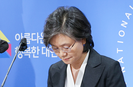 Noh Jeong-hee, chairperson of the National Election Commission (NEC), apologizes on March 8 for the confusion over the mishandling of early voting for Covid-19 patients in last month’s presidential election at the Gwacheon government complex in Gyeonggi. [YONHAP]