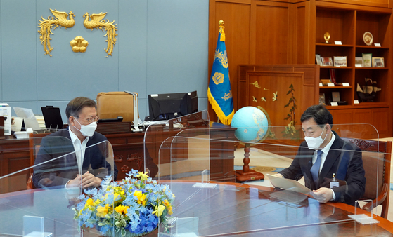 President Moon Jae-in, left, meets with Prosecutor General Kim Oh-soo, right, at the Blue House on Monday afternoon. [YONHAP]