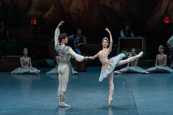 Korean National Ballet's ″Le Corsaire″ kicks off at the Seoul Arts Center, southern Seoul, on Wednesday. [KNB]