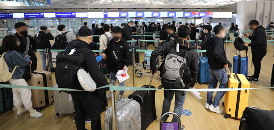 People line up at the departures terminal at Incheon International Airport on April 18. [NEWS1]