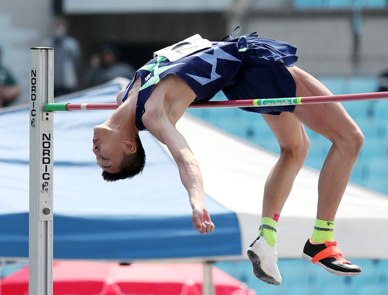 Woo Sang-hyeok clears the bar at 2.30 meters on his second attempt at the National Athletics Championships at Daegu Stadium in Daegu on Tuesday. [NEWS1]