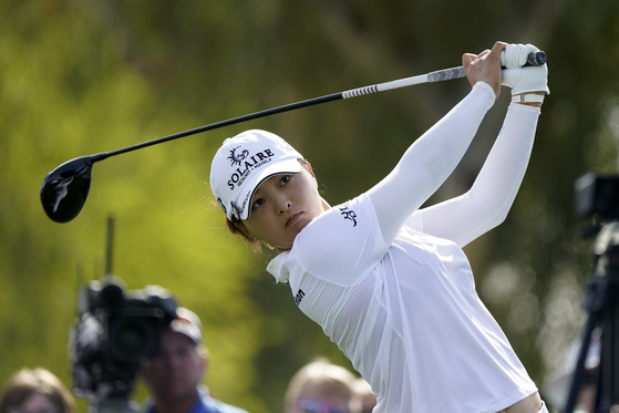 Ko Jin-young tees off on the 16th hole during the Chevron Championship in Rancho Mirage, California on March 31. [AP/YONHAP]