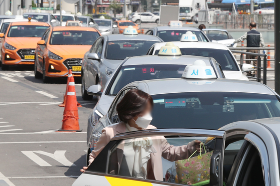 Taxis wait for passengers in front of Seoul Station in central Seoul on Wednesday. [NEWS1]